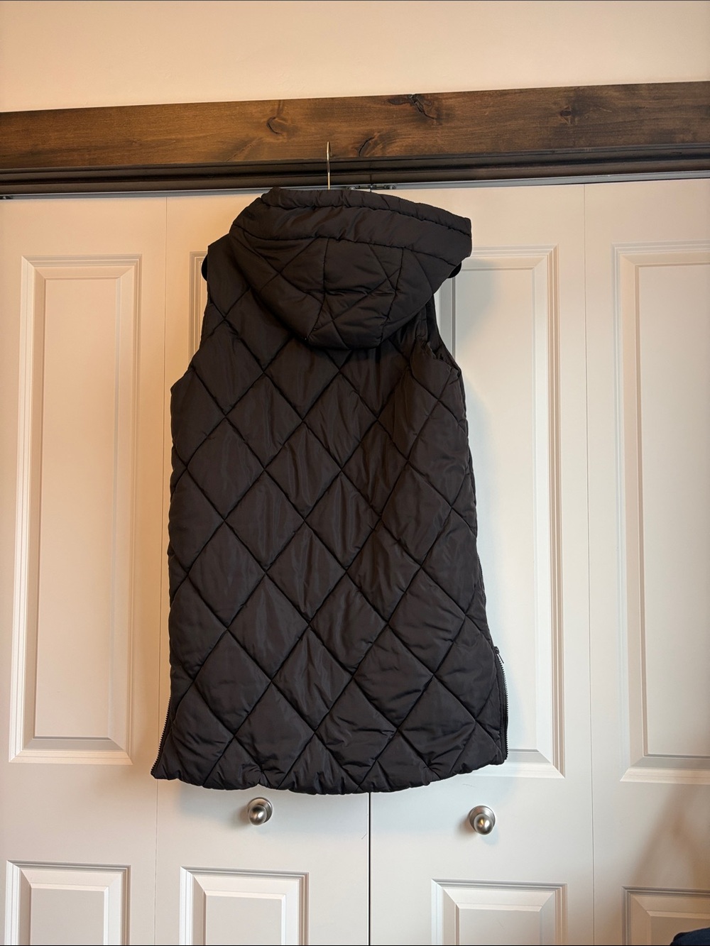 Quilted Hooded Puffer Vest in Black - Picture 6 of 7